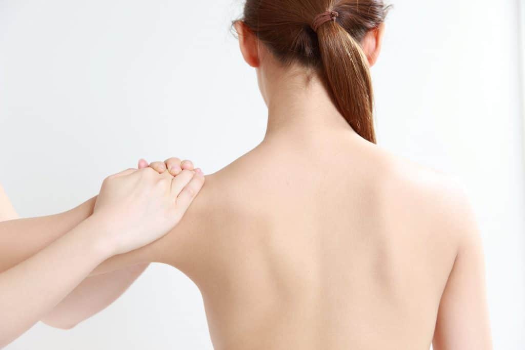 significado emocional del dolor de hombro en ambos lados del cuerpo