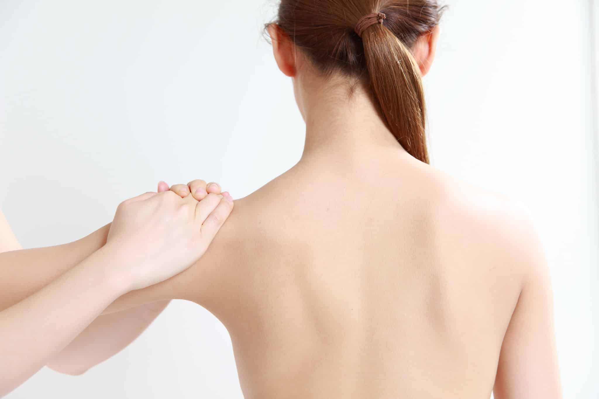 significado emocional del dolor de hombro en ambos lados del cuerpo